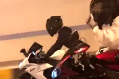 撩小姐姐骑摩托车,与小姐姐共骑摩托的浪漫之旅
