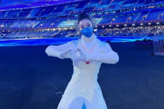 冬残奥会举牌小姐姐头饰,闪耀冰雪的时尚之冠