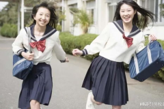 校服裙子里面什么都没有,时尚背后的真实内里