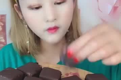 播放小姐姐吃巧克力系列,小姐姐的巧克力美食之旅
